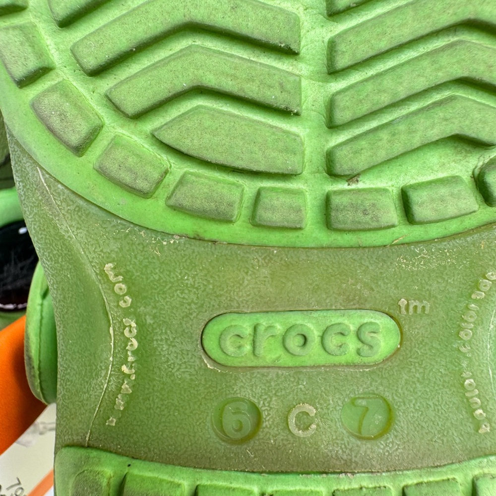 CROCS Green Slippers with Perforated Design and Rotating Heel Strap - Picture 4 of 5